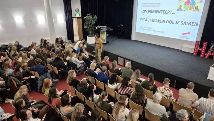 Zaal met deelnemers in beeld tijdens PZW presenteert in januari '26
