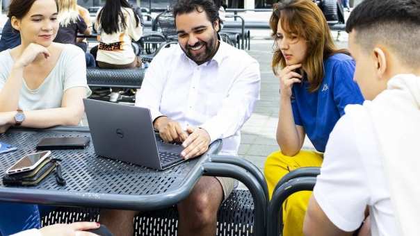 studenten buiten bij R31