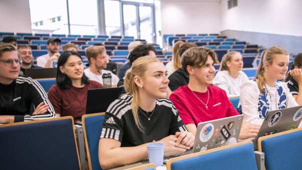 sportkunde studenten in hoorcollegezaal