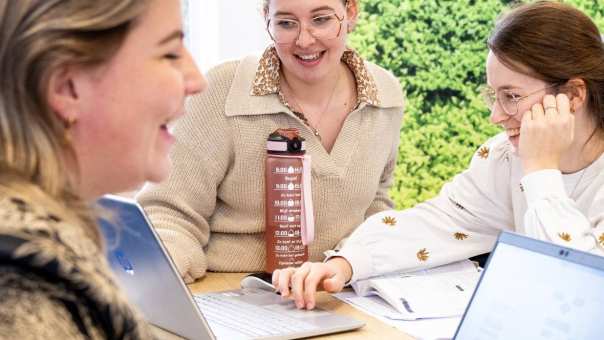 AMM LLO vier studenten werkend lachend iets uit