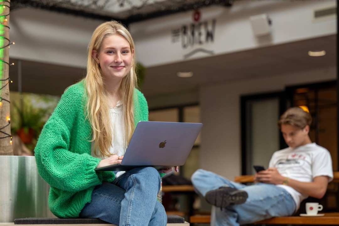 meisje met laptop aanmelden in studielink