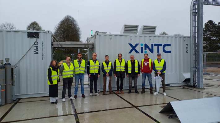 Groep docenten, betrokken bij H2NPD, op bezoek bij XINTC.