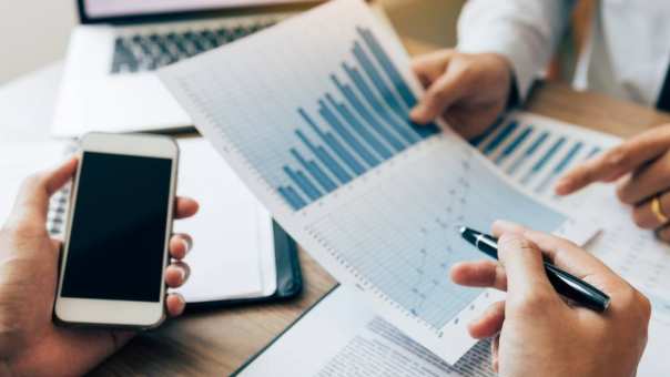 handen met documenten