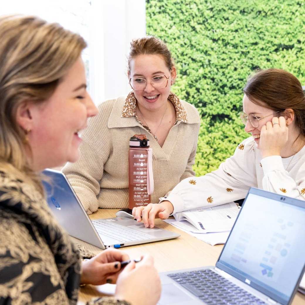 AMM LLO vier studenten werkend lachend iets uit