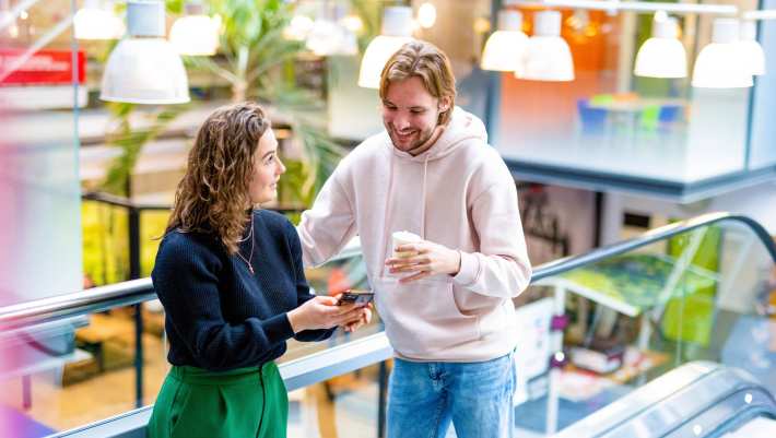 Accountancy student trappenhuis cafe financieel