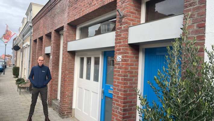 Nanko bij het pand met blauwe deur dat hij gaat herbestemmen en verduurzamen