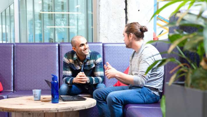 Deeltijdstudenten overleggen over regionale subsidies.