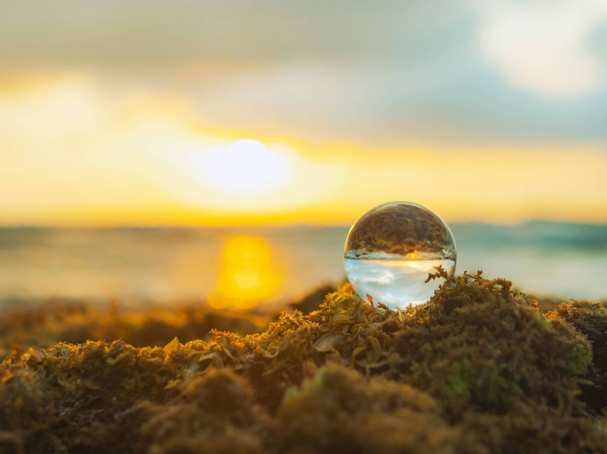 Waterbol met mooie zonsondergang
