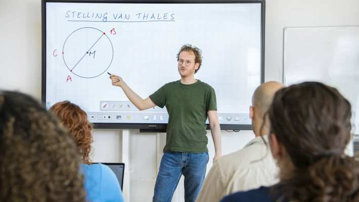 Deeltijdstudent Leraar Wiskunde voor zijn eigen klas op de HAN.