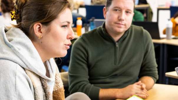 AMM LLO studente Lot licht iets toe aan medestudenten