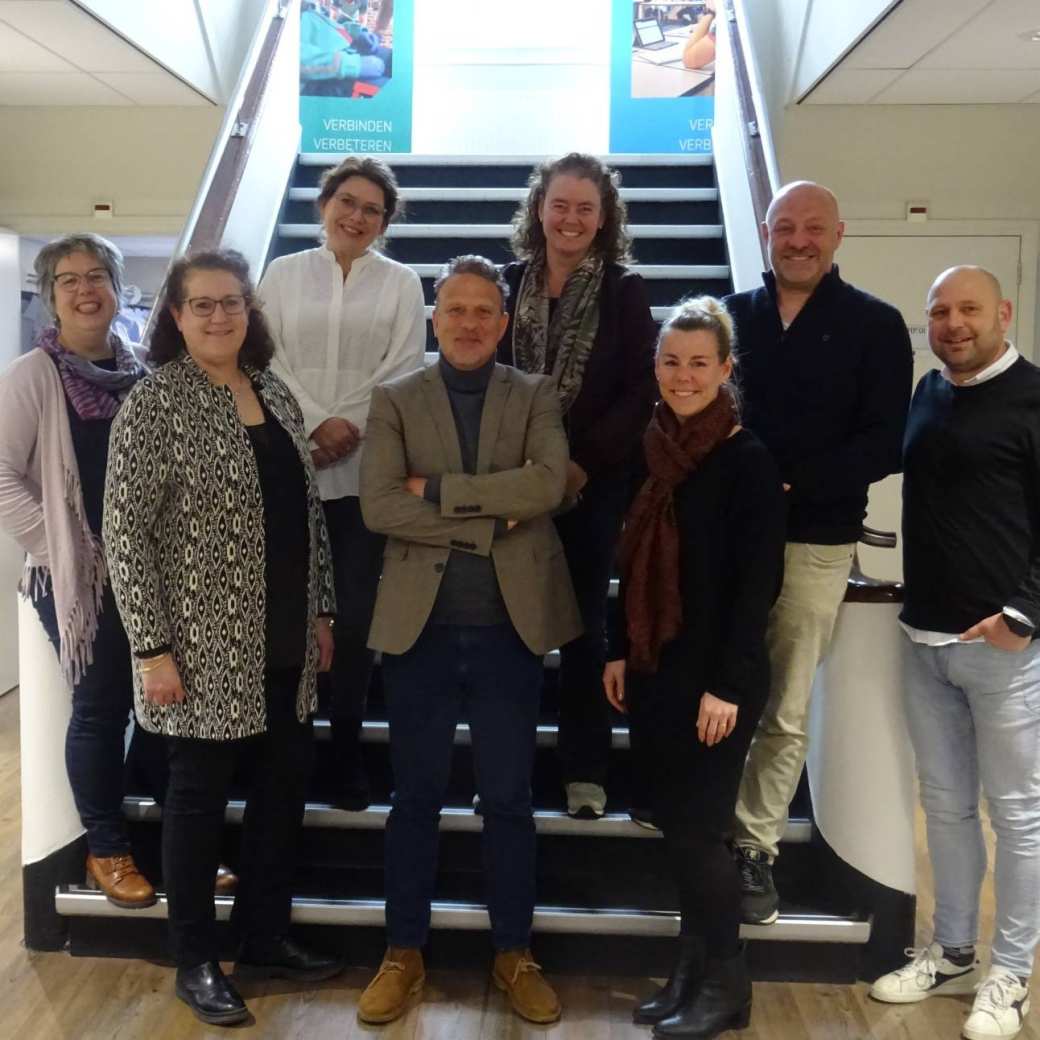 Vertegenwoordigers van de Academie voor Ambulancezorg en het Lectoraat Acute Intensieve Zorg van de HAN starten samen op 13 maart 2023 de duurzame samenwerking