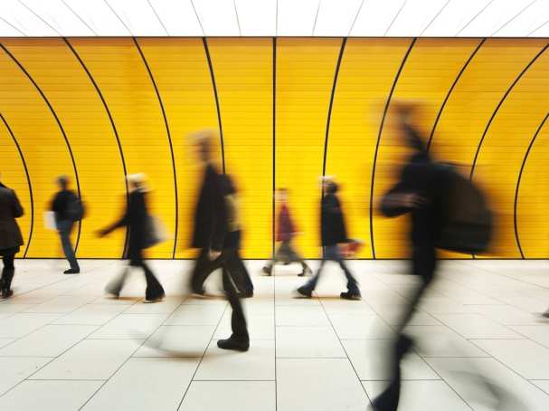 Mensen die snel voorbijlopen in metrostation of station, studierichting gedrag en maatschappij