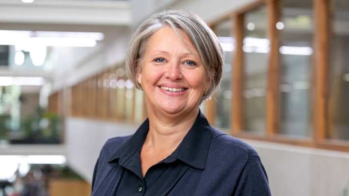 Portretfoto van projectleider Joke Kiewiet in de hal van Ruitenberglaan 26 in Arnhem