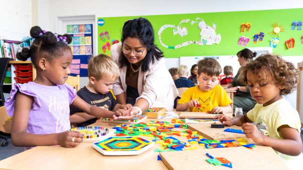 Kinderen samen aan het werk in een klas