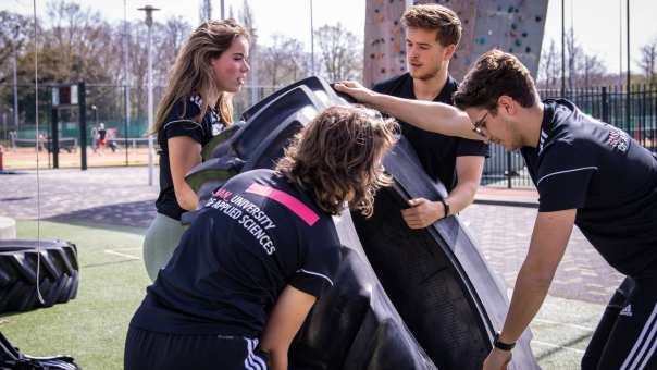 sportkunde studenten werken samen