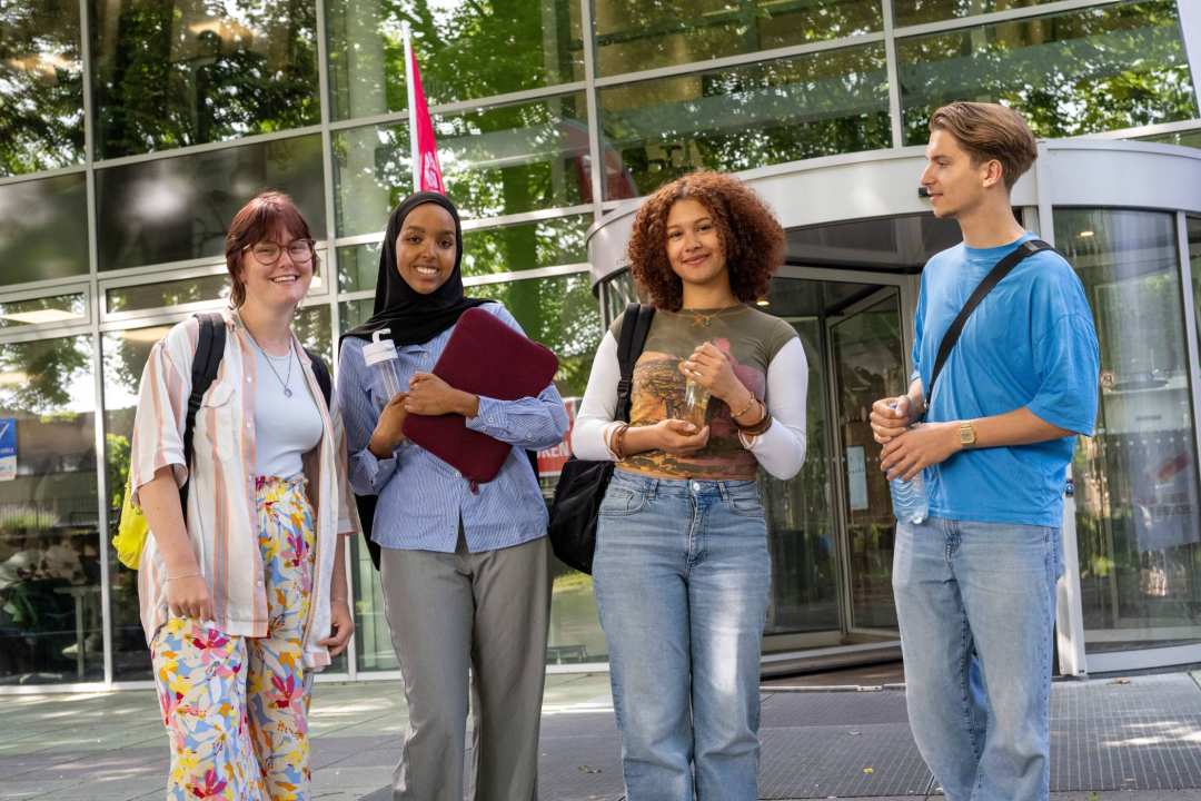 studenten buiten bij de HAN