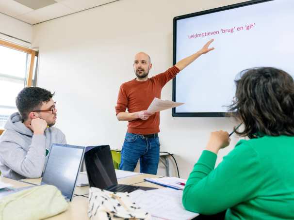 De leraar geeft les aan studenten.