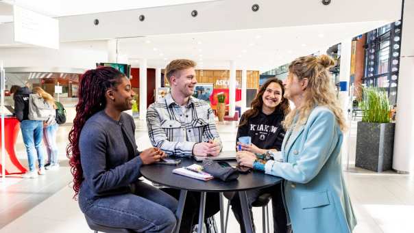 Marion Heijnen in gesprek met verschillende studenten t.b.v. Employer Branding campagne