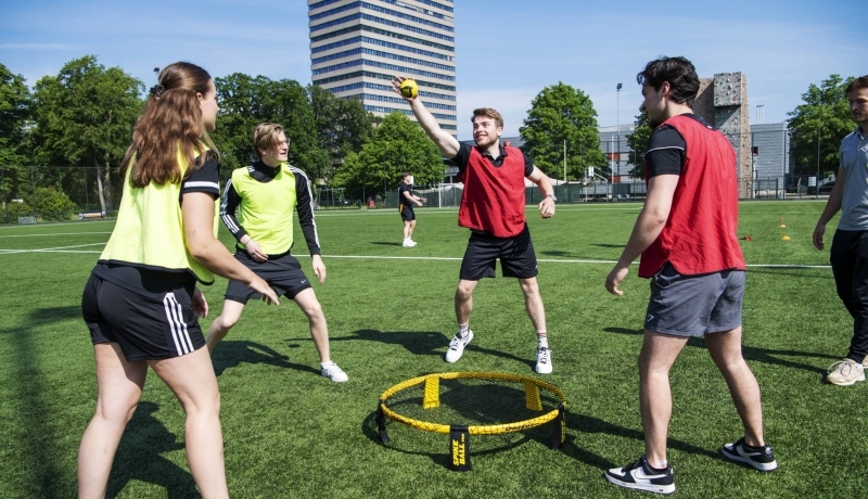 Sportkunde studenten zitten te kletsen op de HAN in de mixed zone