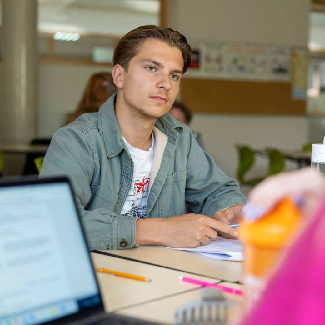 Jongen studeert bij de HAN