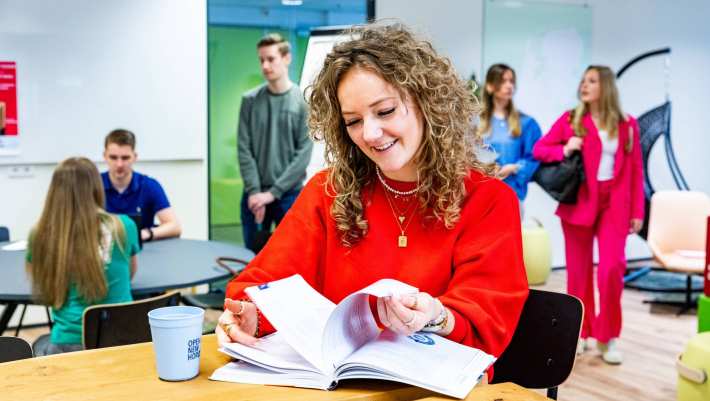 Deeltijdstudent aan het werk.