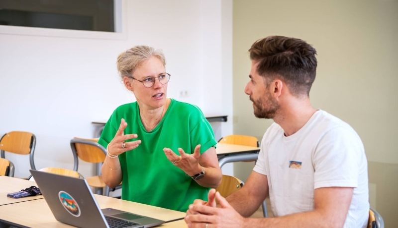 2 deeltijdstudenten melden zich aan bij de HAN op een laptop