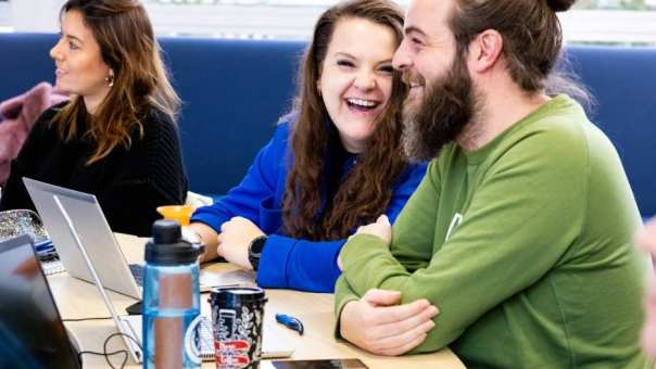 AMM LLO Dennis en Anne lachen tijdens les