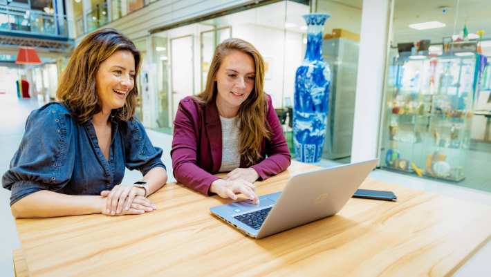 Bedrijfskunde deeltijd, studeren, samenwerken, laptop, hal, Ruitenberglaan 31, 2022