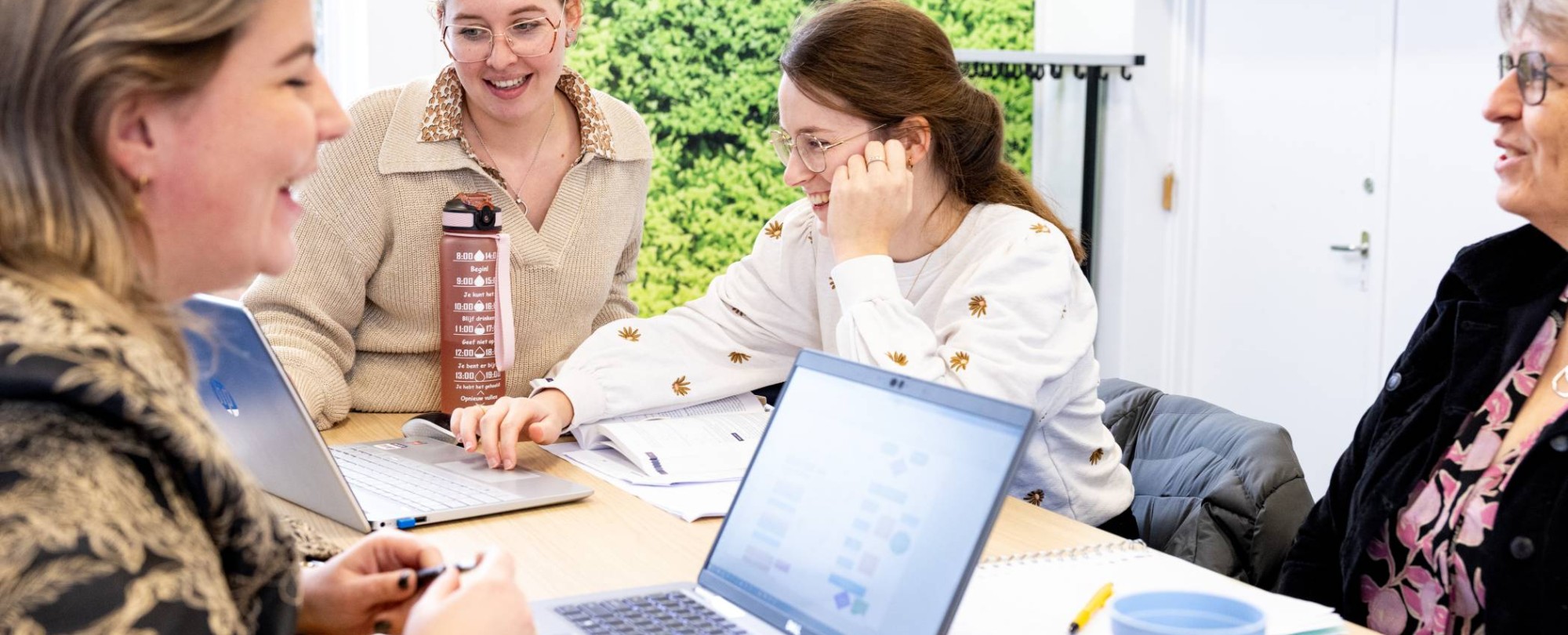 AMM LLO vier studenten werkend lachend iets uit