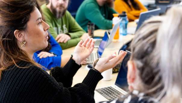 AMM LLO Sandy vragend met twee handen