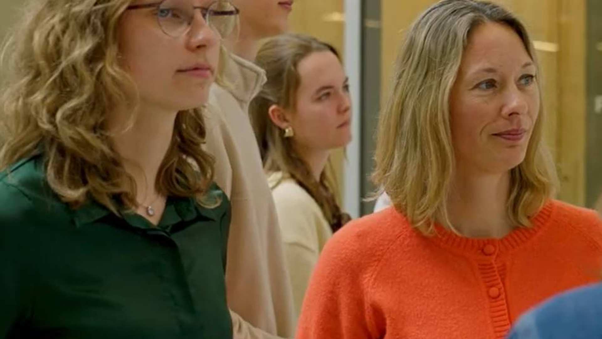 Studenten van de master Circulaire Economie kijken naar een posterpresentatie.