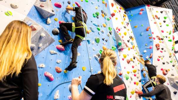 sportkunde studenten bij klimwand