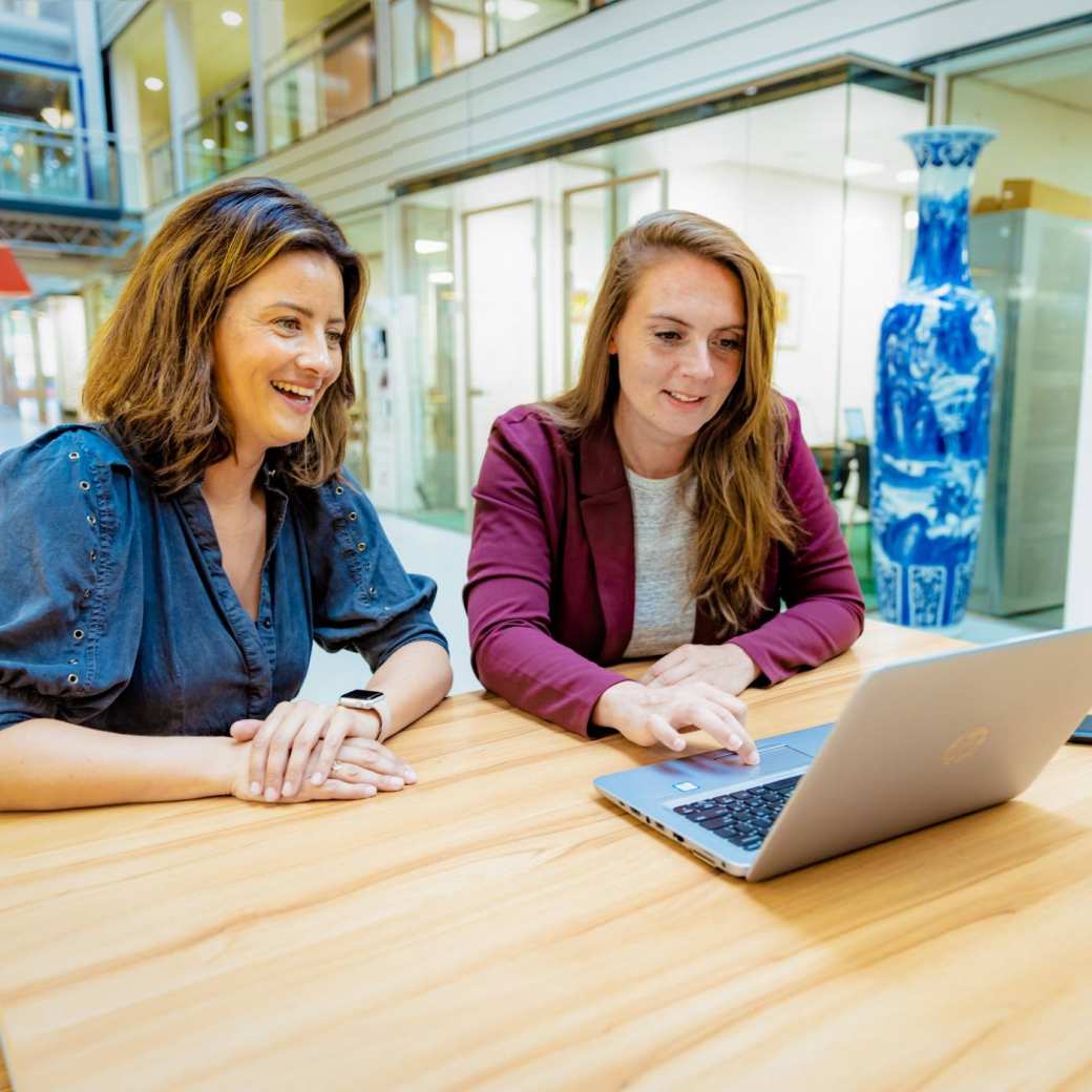 2 HR-masterstudenten werken samen aan een innovatieopdracht.
