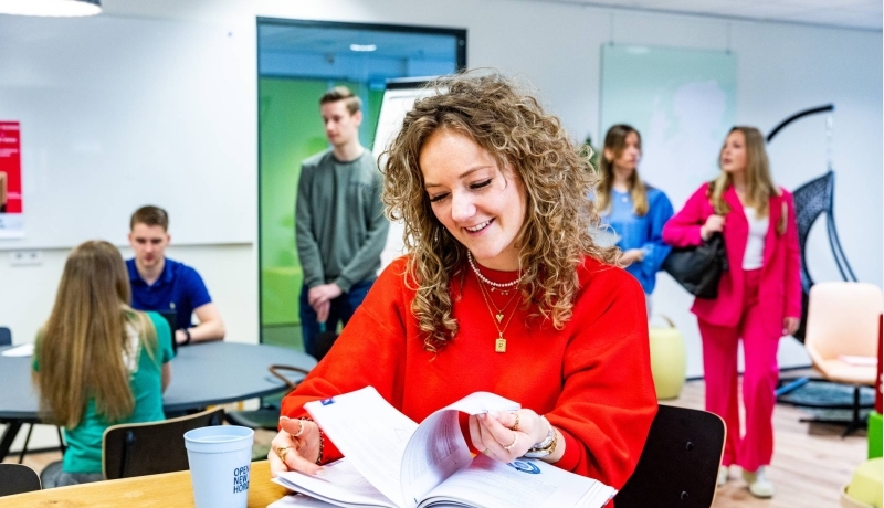 Deeltijdstudent aan het werk.