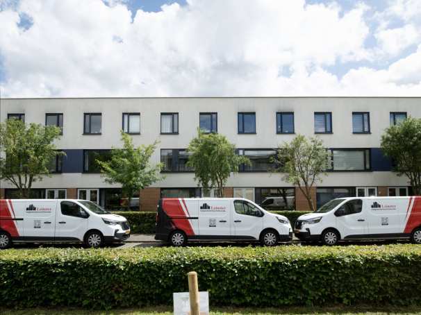 Foto van drie bestelbusjes in een woonwijk