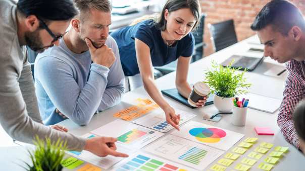 jonge mensen overleggen op kantoor