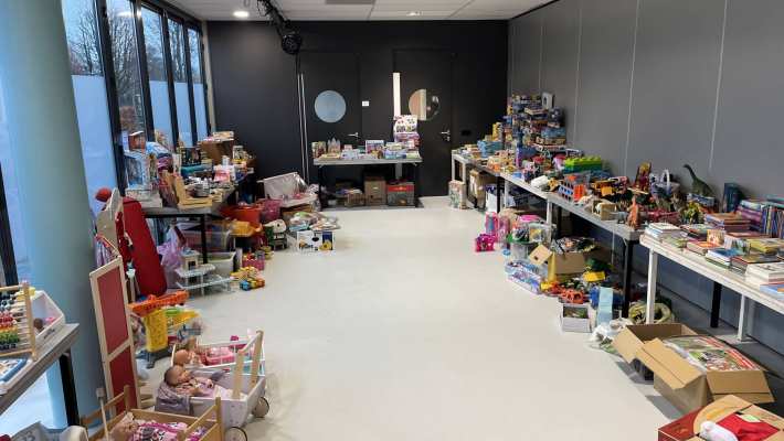 Speelgoedmarkt georganiseerd op Green Friday waarvoor medewerkers van de HAN speelgoed hebben ingezameld om aan kinderen uit gezinnen met wat minder te besteden te doneren.