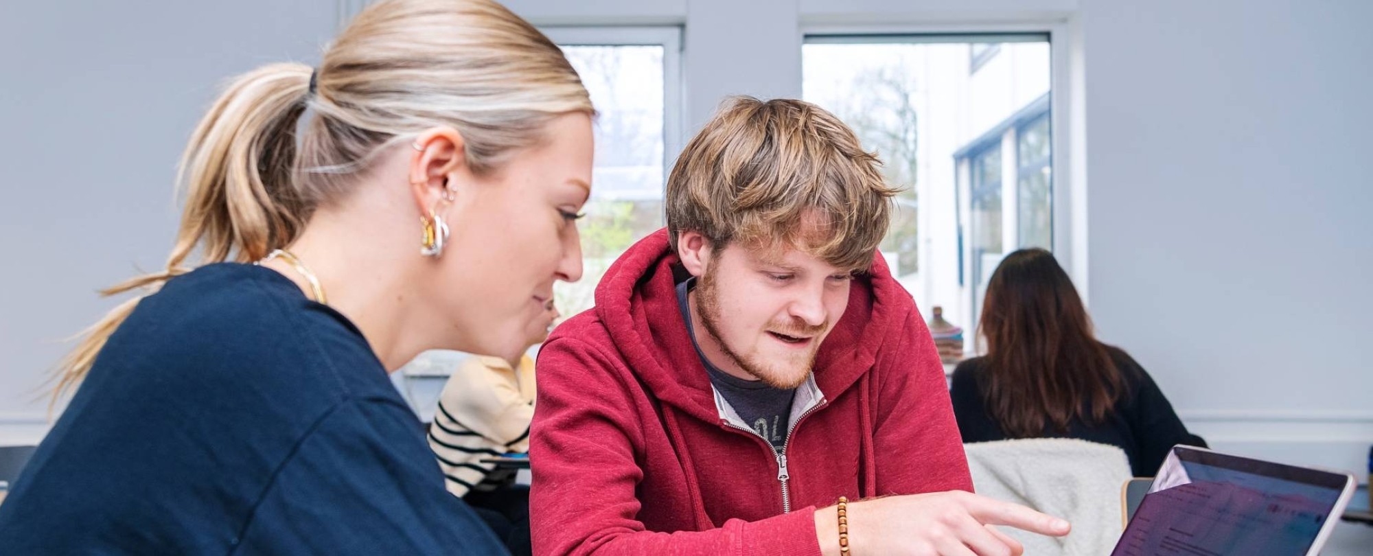 AMM LLO Joey en Isa tijdens les Social Work deeltijd