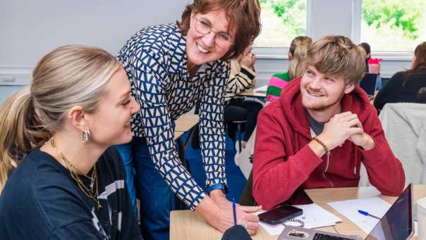 AMM LLO Joey en Isa tijdens les Judith bij Social Work deeltijd