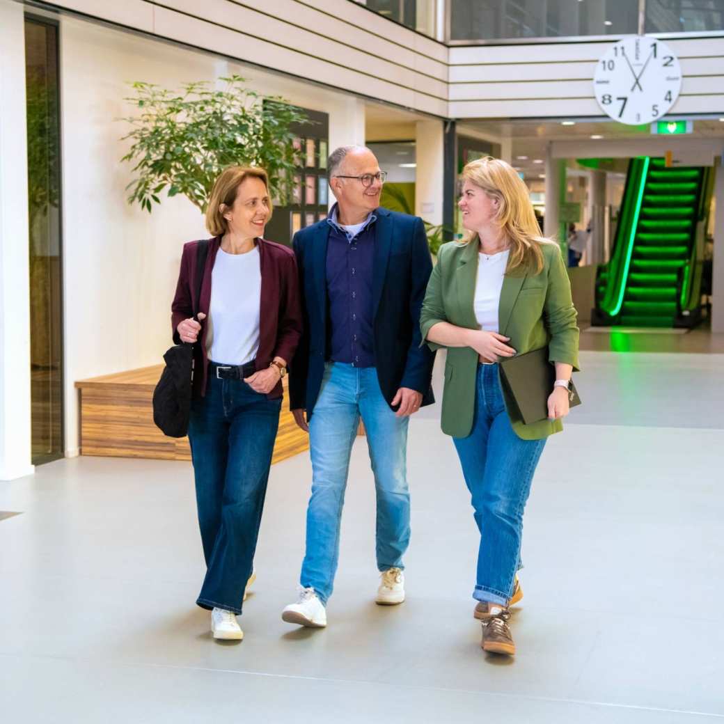 Deelnemers en docenten van de post-hbo opleiding Bedrijfskunde, in gesprek met elkaar op het plein voor Ruitenberglaan 31