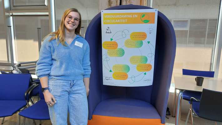 Noor van de Master Circulaire Economie geeft een posterpresentatie.