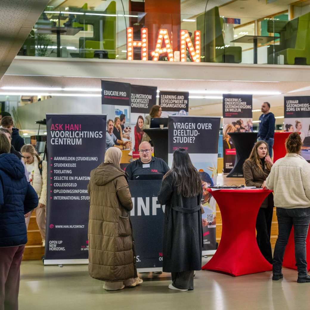 HAN-medewerker geeft uitleg aan bezoekers tijdens de Open Avond in Nijmegen.