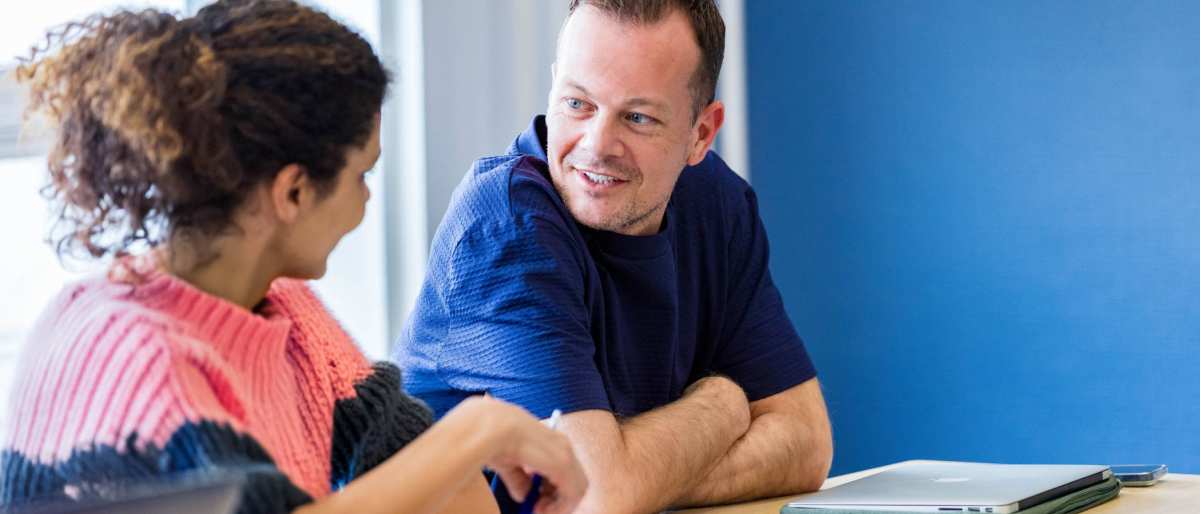 Man en vrouw zijn is overleg tijdens de cursus acute pijn service.